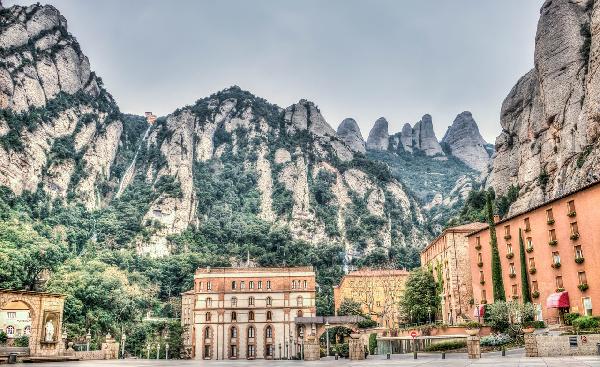 A Comprehensive Travel Guide: Barcelona and Montserrat
