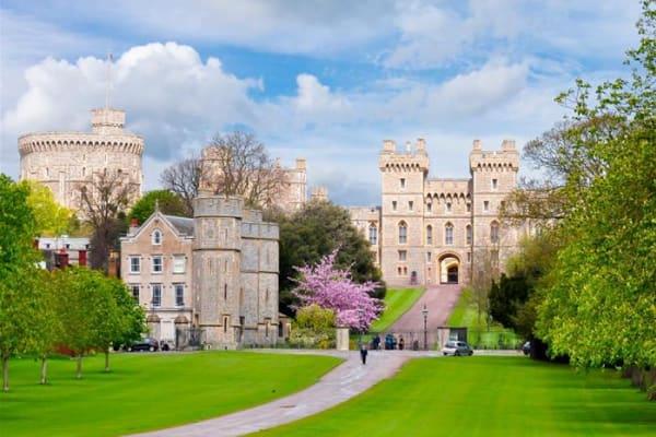 A Comprehensive Travel Guide: London, Windsor Castle, Stonehenge, and Bath