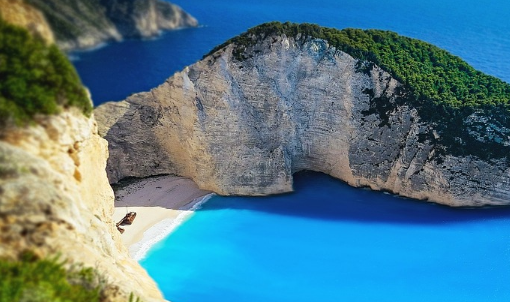 A Comprehensive Travel Guide: Athens, Mainland Wonders, and Iconic Islands