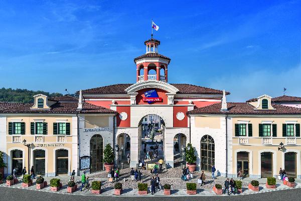 A Comprehensive Travel Guide: Milan’s Piazza IV Novembre and Serravalle Outlet