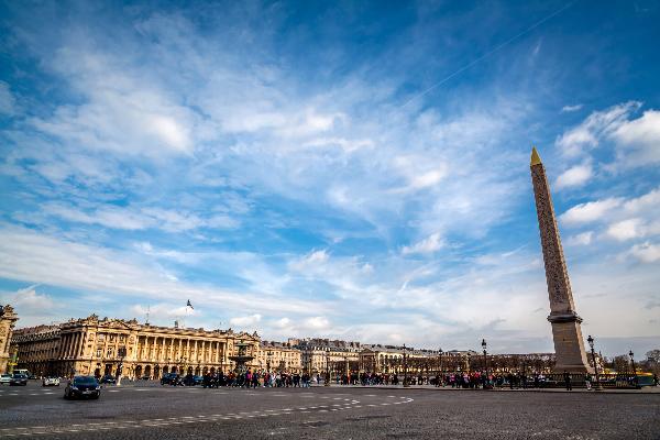 A Grand Promenade: A Travel Guide to Paris’s Iconic Axis from Place de la Concorde to the Champs-Élysées